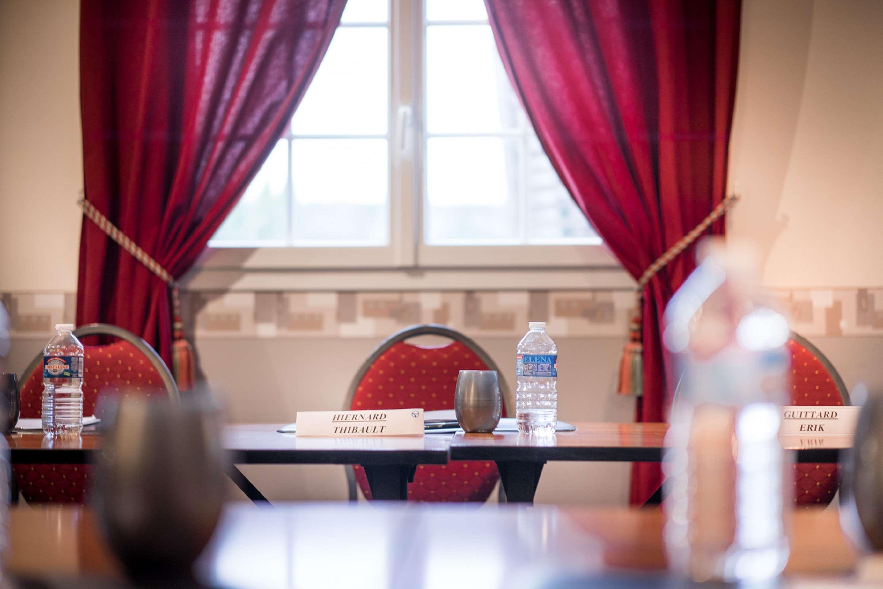 Hotel Western Ile De France & 4*