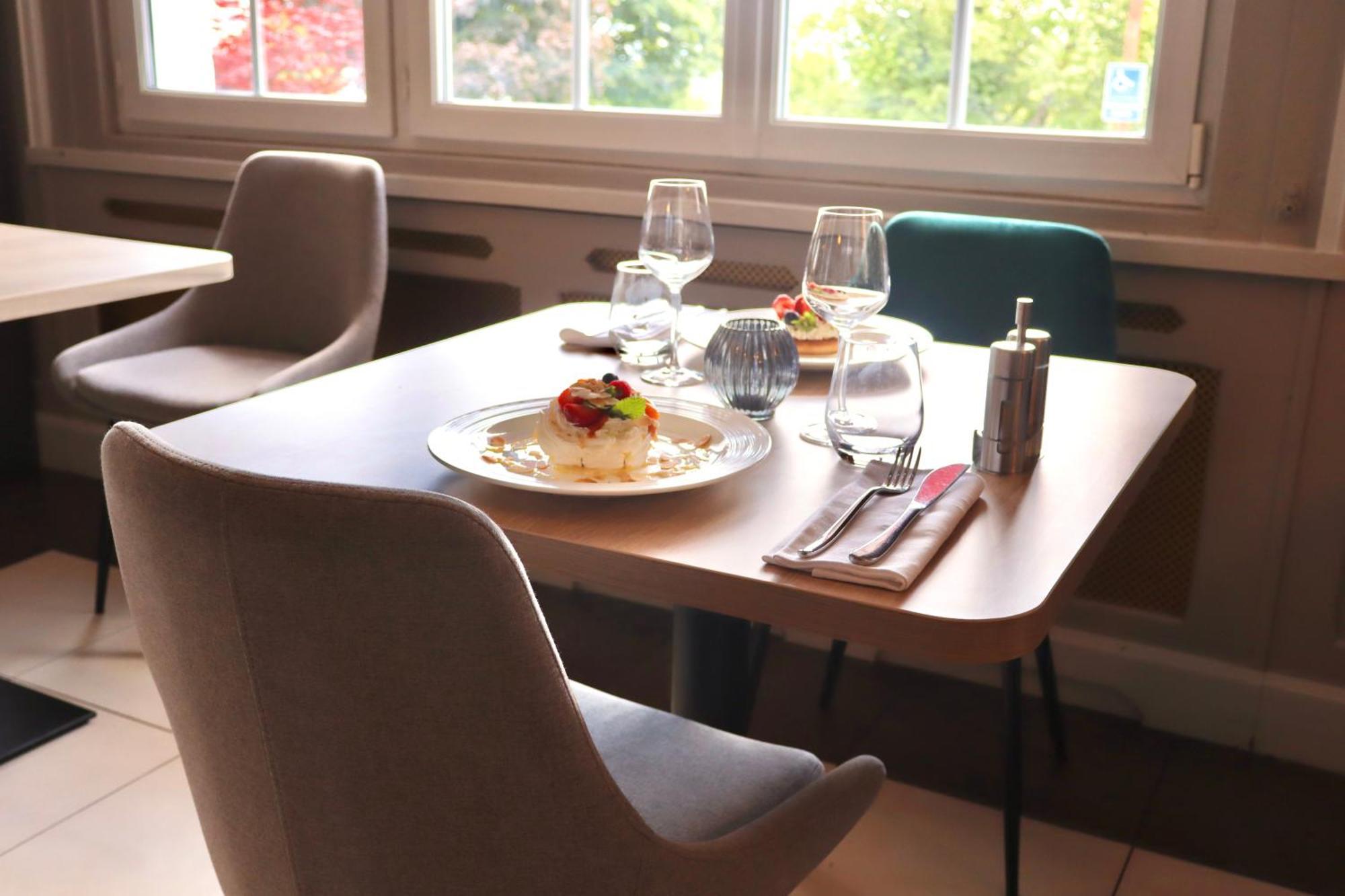 Hotel Western Ile De France 4*